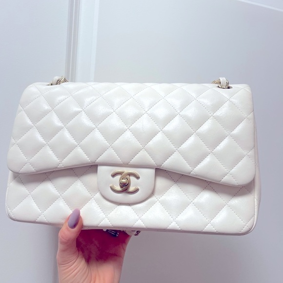 Chanel Classic Flap Bag - Picture 2 of 9